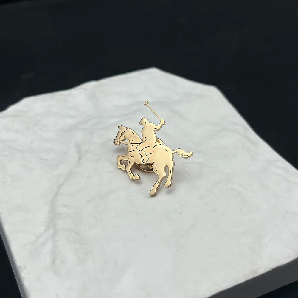 Pin Cavaleiro Luks Elegância Equestre em Aço Inoxidável
