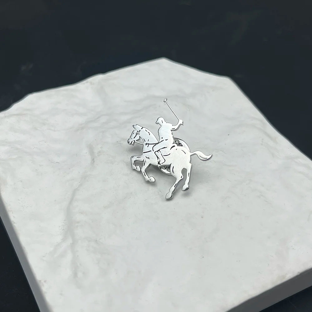 Pin Cavaleiro Luks Elegância Equestre em Aço Inoxidável