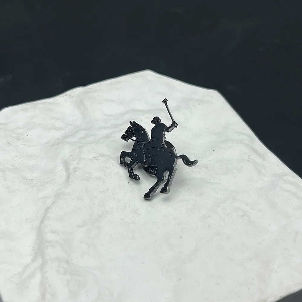 Pin Cavaleiro Luks Elegância Equestre em Aço Inoxidável