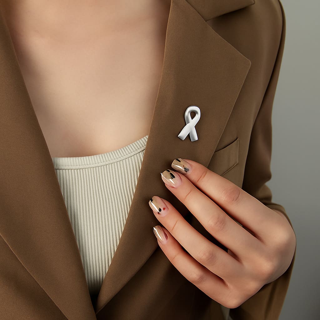 Pin de Lapela Laço Solidário - Acessório Elegante em Aço Inoxidável - Símbolo de Conscientização e Apoio