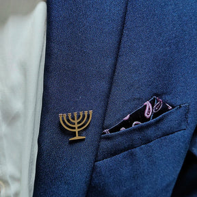 Pin de Lapela Luks Masculino Menorá Judaica em Aço Inoxidável - Acessório de Terno, Decoração, Presente de Casamento